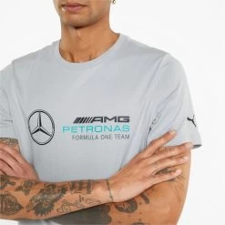 Puma Heren T-shirt MAPF1 Ess Logo Tee - 002 Mercedes Team Silver -Trendy Deals Voor Actieve Lifestyles 043725 26 03 1